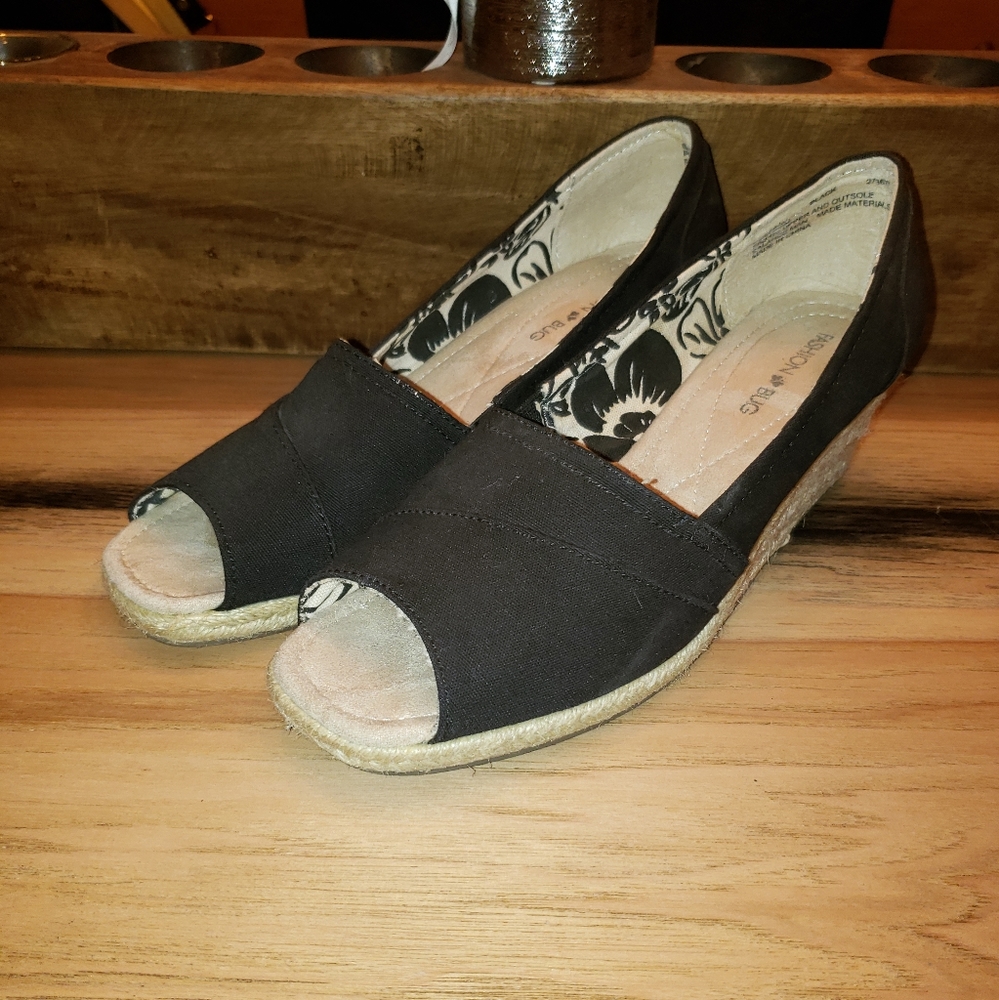Fashion Bug Wedges Size 8.5 Cute!